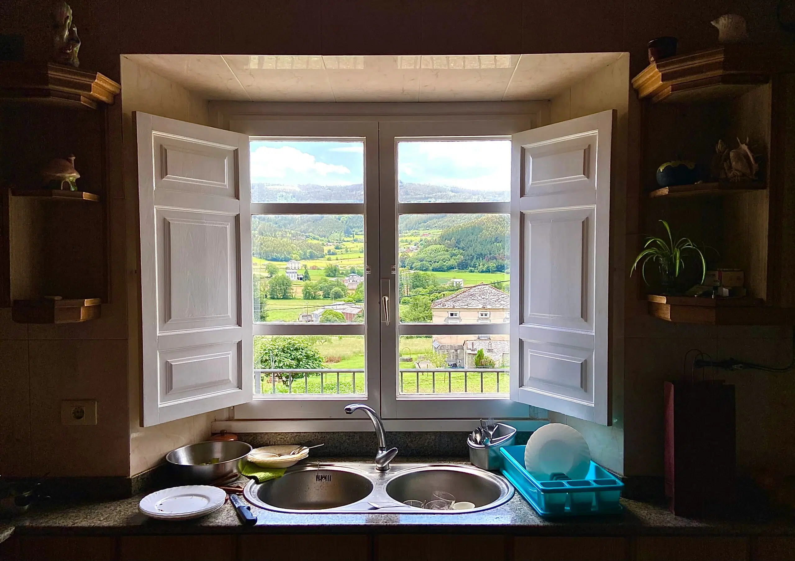 Automatización del hogar: una vida más cómoda y eficiente 1 a kitchen with a double sink and open window