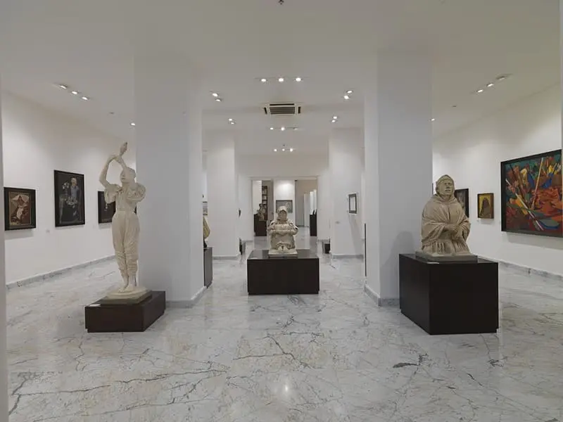 Qué Ver en Cerdeña: Qué Hacer y Qué Visitar en las Mejores Playas 6 Galería Municipal de Arte Exhibe obras de arte contemporáneo y moderno de artistas sardos e internacionales.