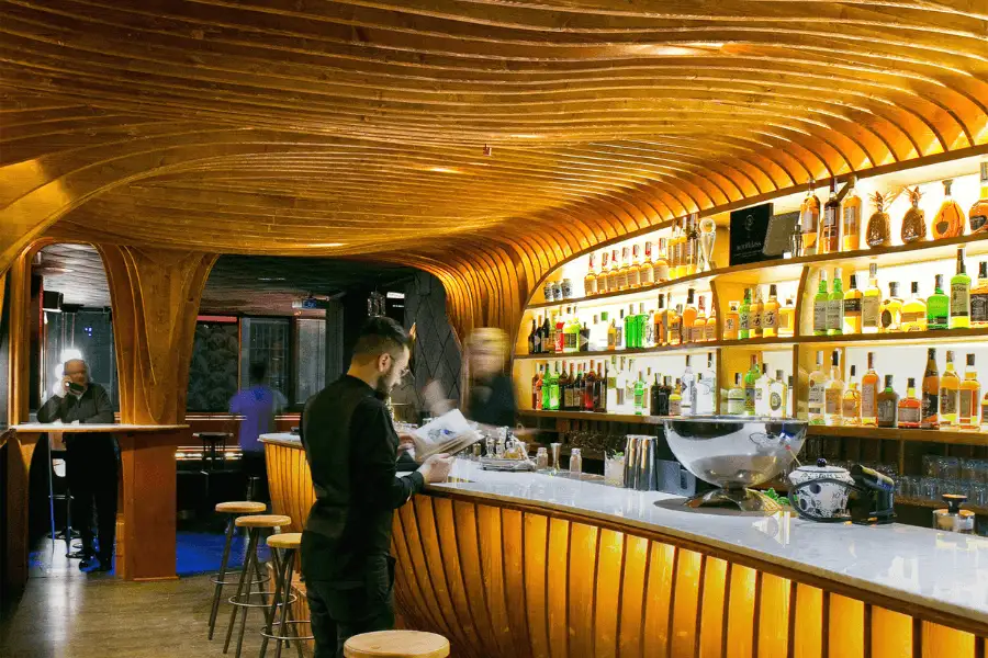 Descubre los Mejores Restaurantes en Barcelona: Experiencias Gastronómicas Inolvidables 2024 18 Coctelería Paradiso barcelona