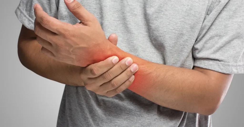 Fibromialgia y su relación con el síndrome de fatiga crónica 2 Persona con dolor en la muñeca