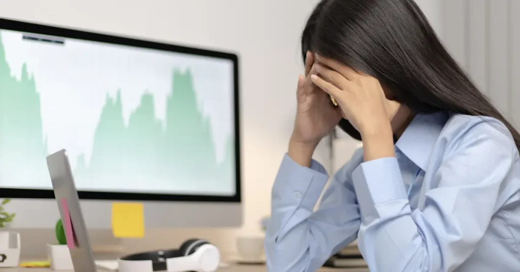 Fibromialgia y su relación con el síndrome de fatiga crónica 3 Mujer cansada con fibromialgia