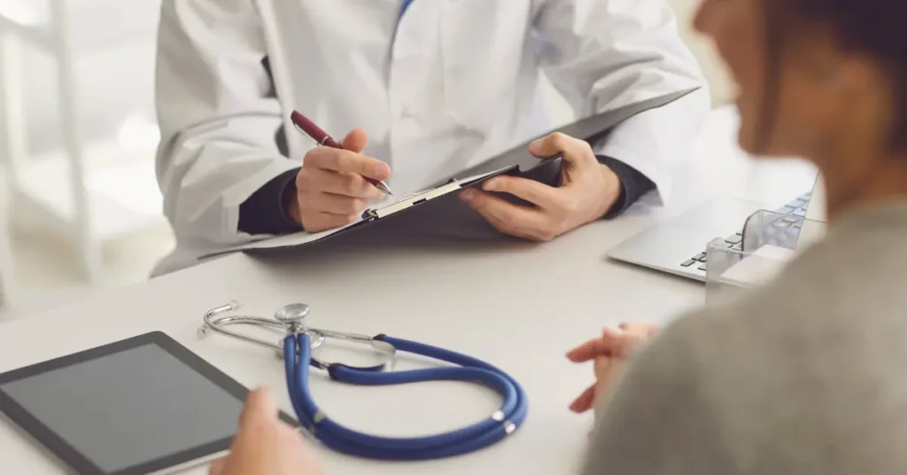 ¡No Pierdas Ni Un Euro! Todo Sobre la Baja por Enfermedad Común y Cómo Cobrar Rápido 2024 2 Persona atendida en consulta médica
