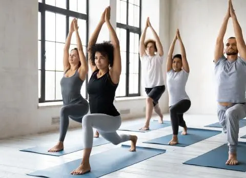 Fibromialgia y su relación con el síndrome de fatiga crónica 5 Grupo de mujeres haciendo yoga