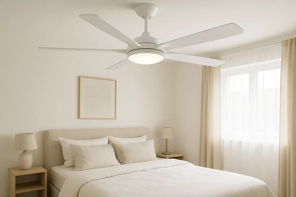 Los 7 Mejores Ventiladores de Techo Newday para 2025 9 Ventilador de techo Newday blanco con luz LED encendido en dormitorio moderno de estilo minimalista con cama beige, cortinas claras y luz natural.