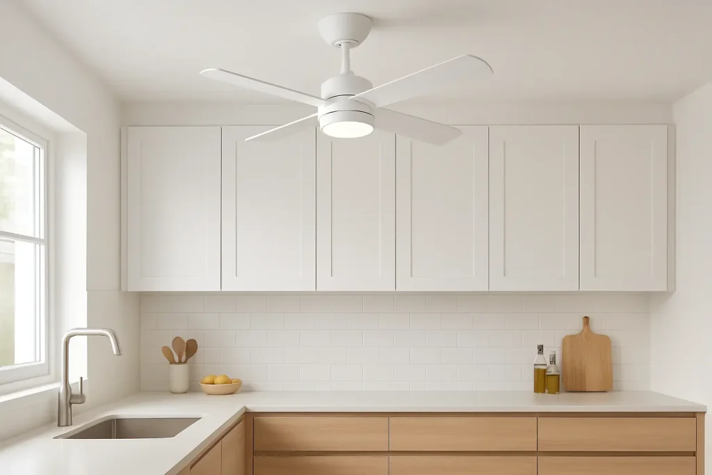 Los 7 Mejores Ventiladores de Techo Newday para 2025 24 Ventilador de techo Newday blanco con luz LED instalado en cocina de diseño escandinavo con muebles blancos, encimera clara y decoración natural.