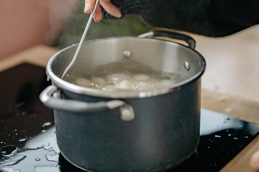 Cómo Desatascar Tuberías: Guía Completa con Métodos Caseros y Profesionales. 4 Olla con agua hirviendo