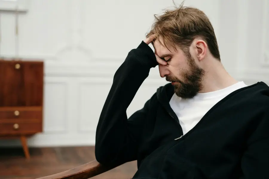 La Reducción de la Jornada Laboral: Evolución, Beneficios y Desafíos Actuales 2 Persona con estrés.