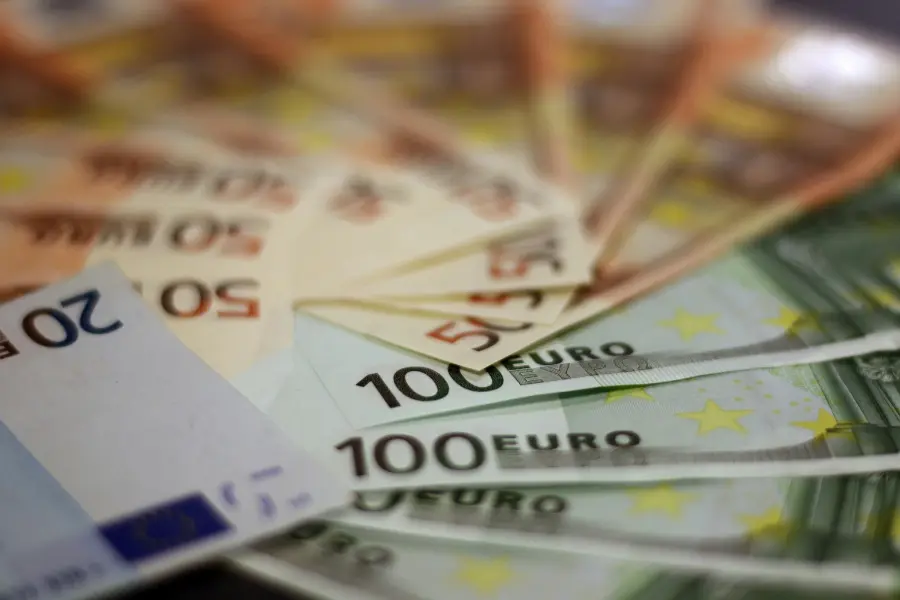 Nuevas prestaciones Seguridad Social 2024 : Conócelas. 1 Varios billetes